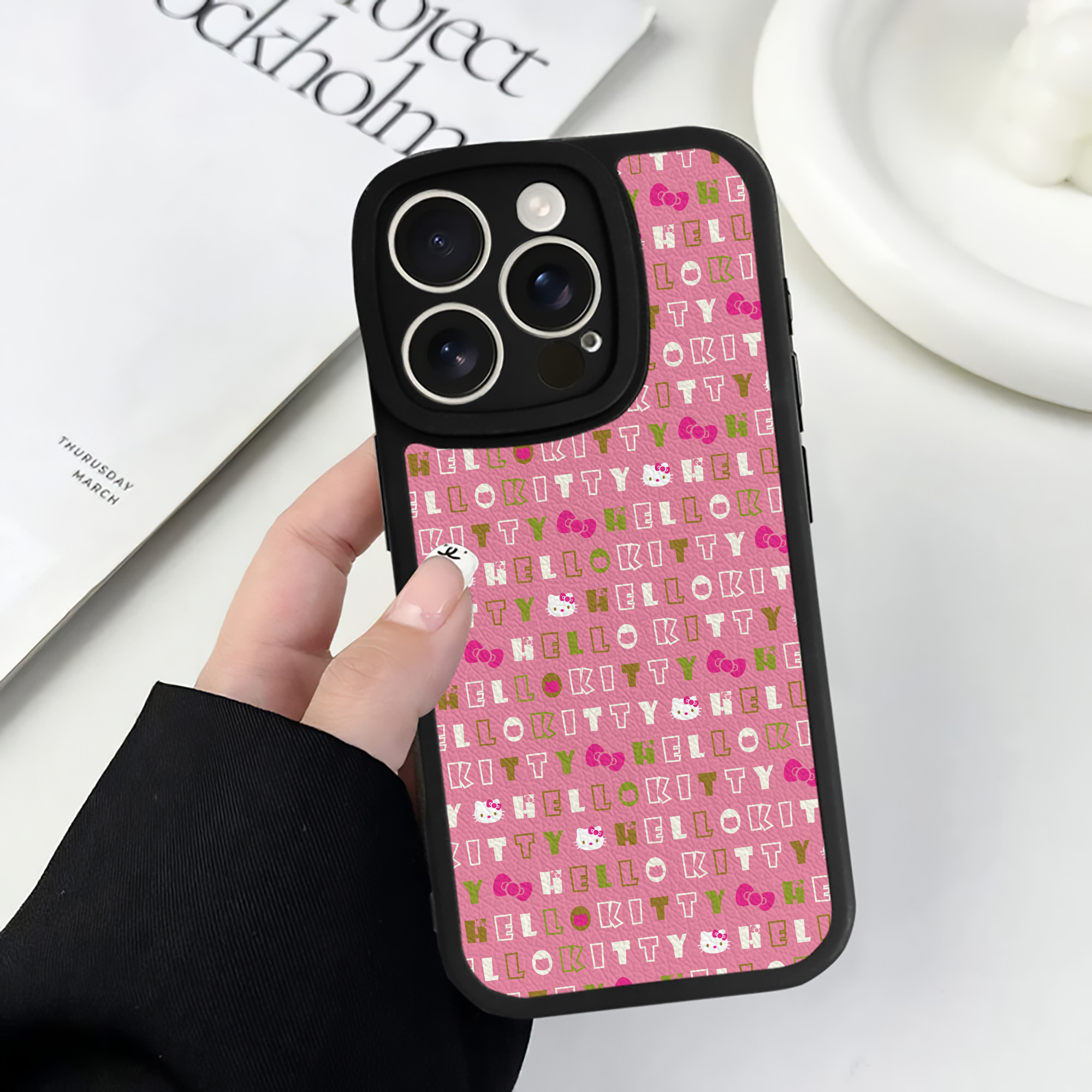 （画像用） Hello Kitty ハローキティ 【iPhone 16シリーズ対応】シリコンスマホケース（レザー調） 材質：シリコン